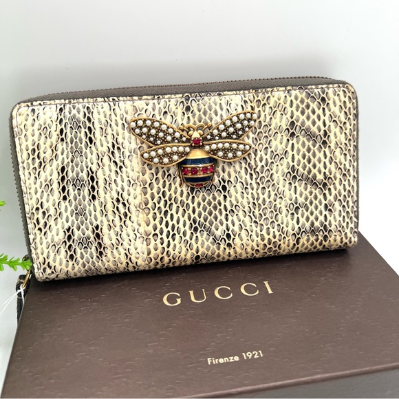 Gucci Beige Snake Print Wallet with Gold Embelished Bee Accent EUC - Picture 2 of 12